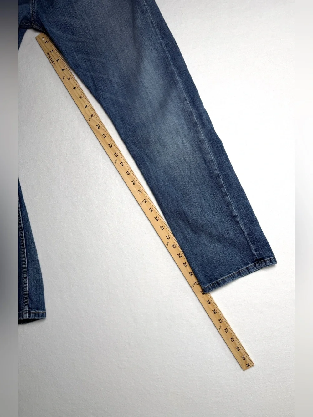 Levi's Men 513 Slim Straight Med-Dark Wash Actual Size 33 x 28 READ DESCRIPTION